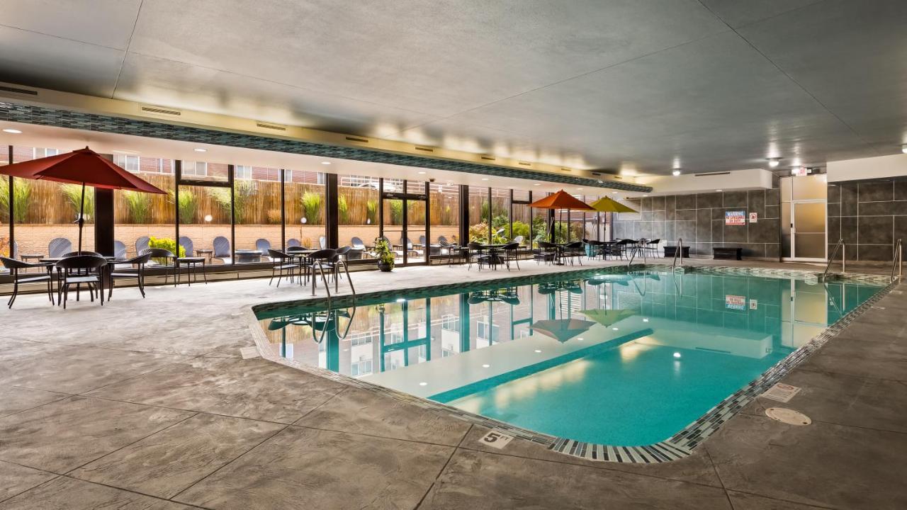Heated swimming pool: Best Western Plus Milwaukee West