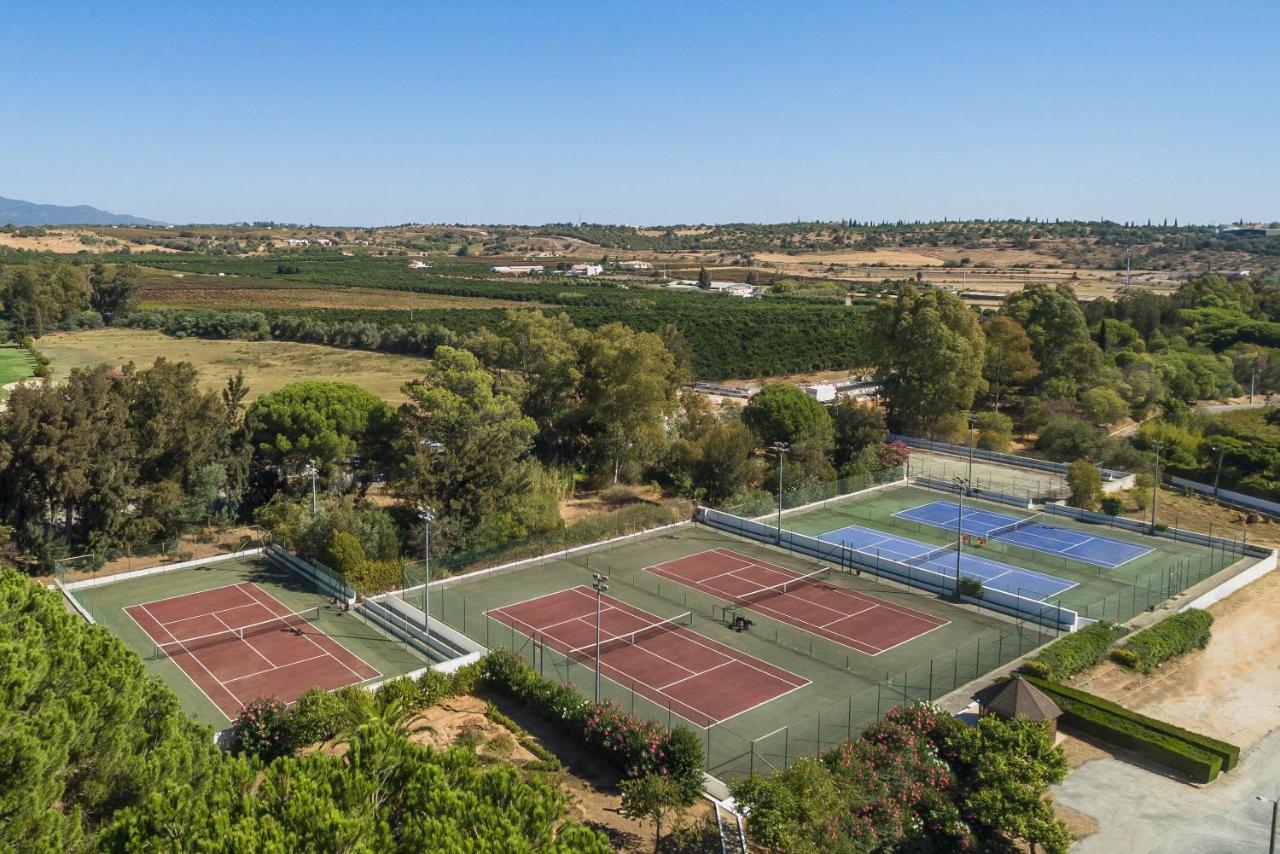 Tennis court: Penina Hotel & Golf Resort