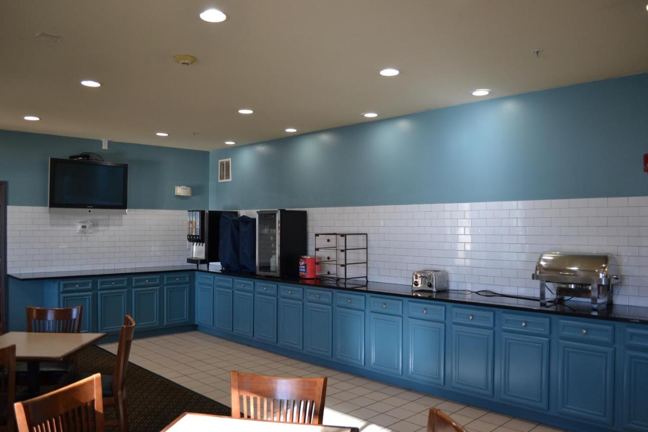 Hollywood Inn & Suites — photo 23