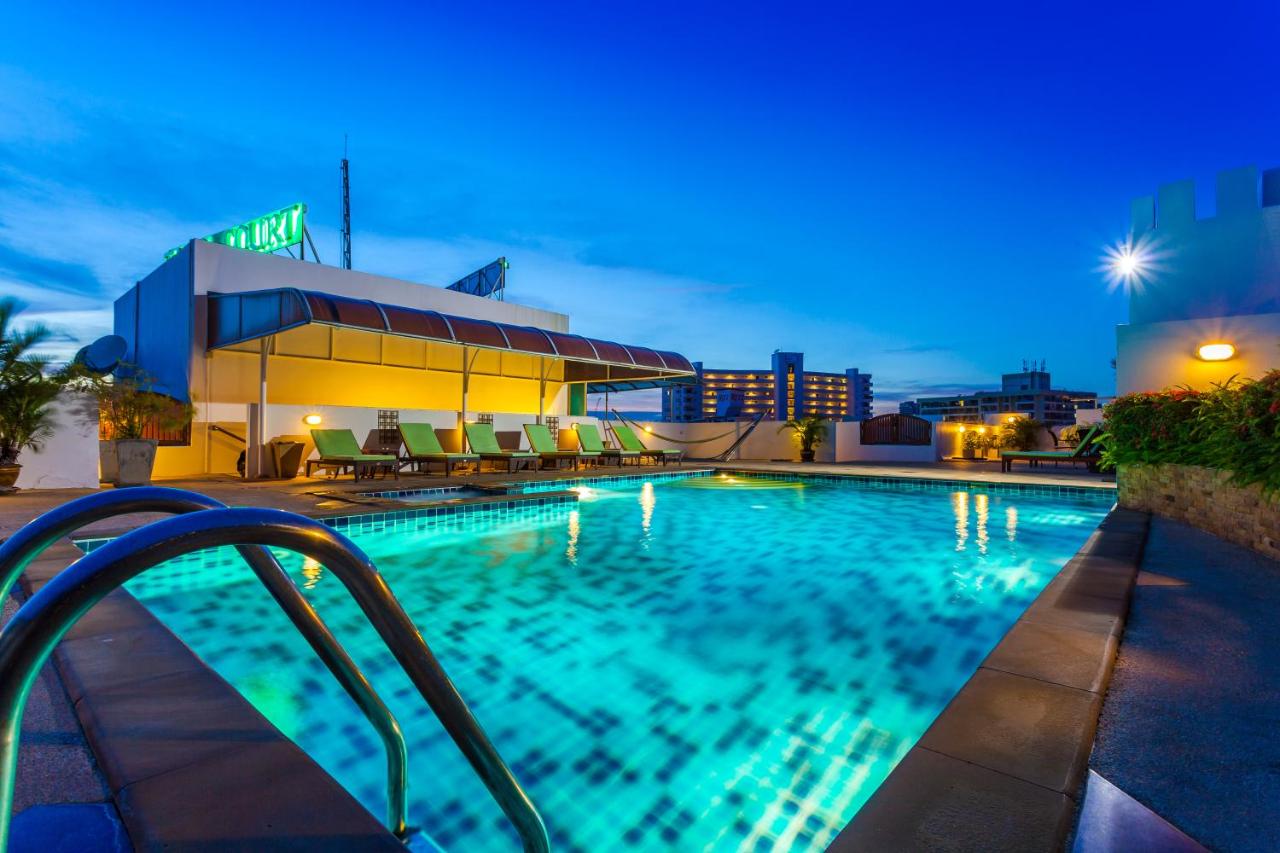 Rooftop swimming pool: Tara Court Hotel