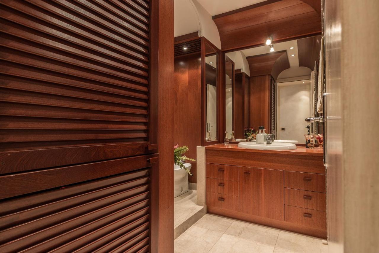 Fenice Double Canal view by LionHost - 3