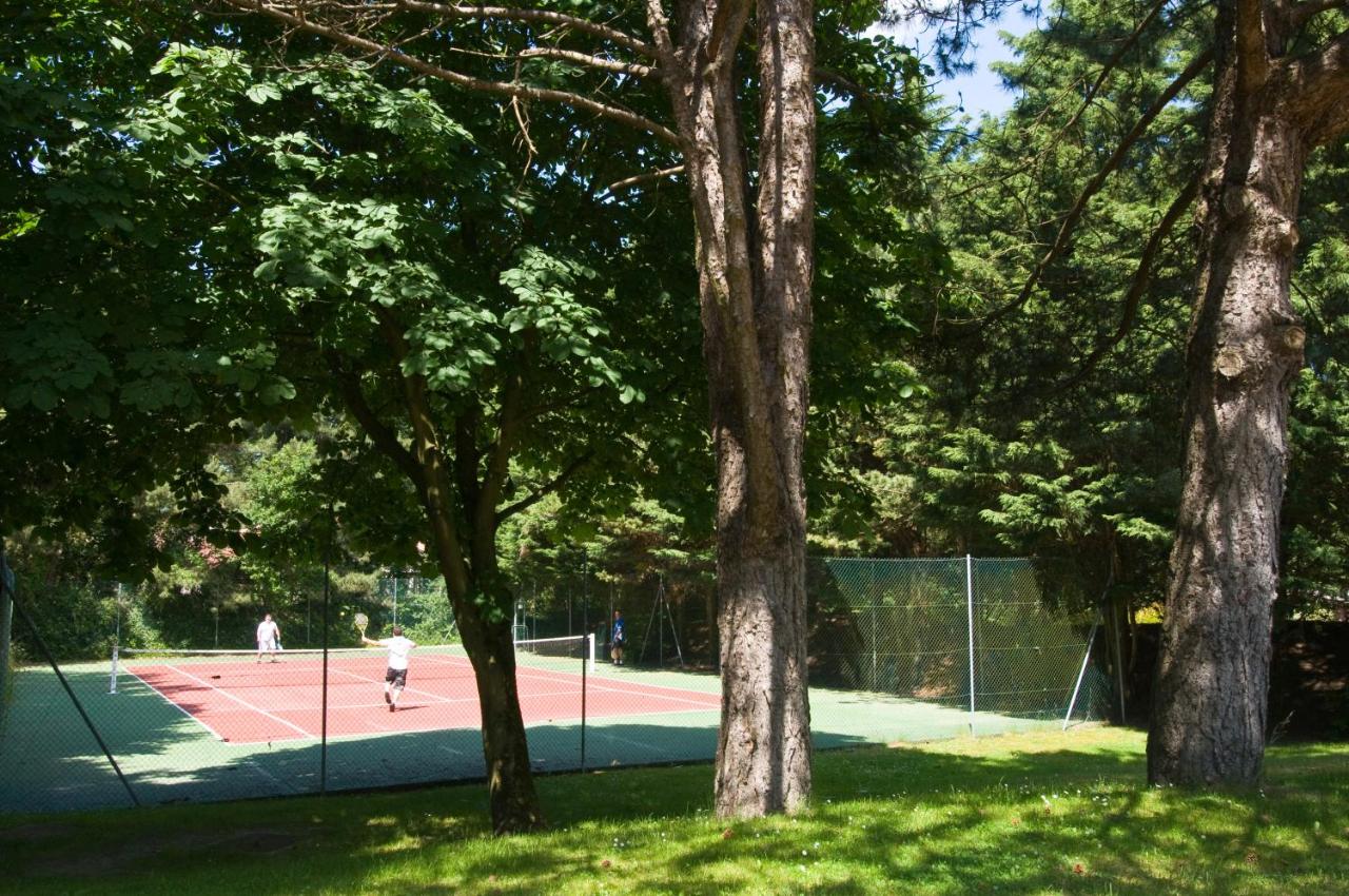 Tennis court: Le Manoir Hôtel