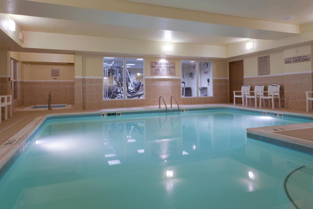 Heated swimming pool: Country Inn & Suites by Radisson, Doswell (Kings Dominion), VA