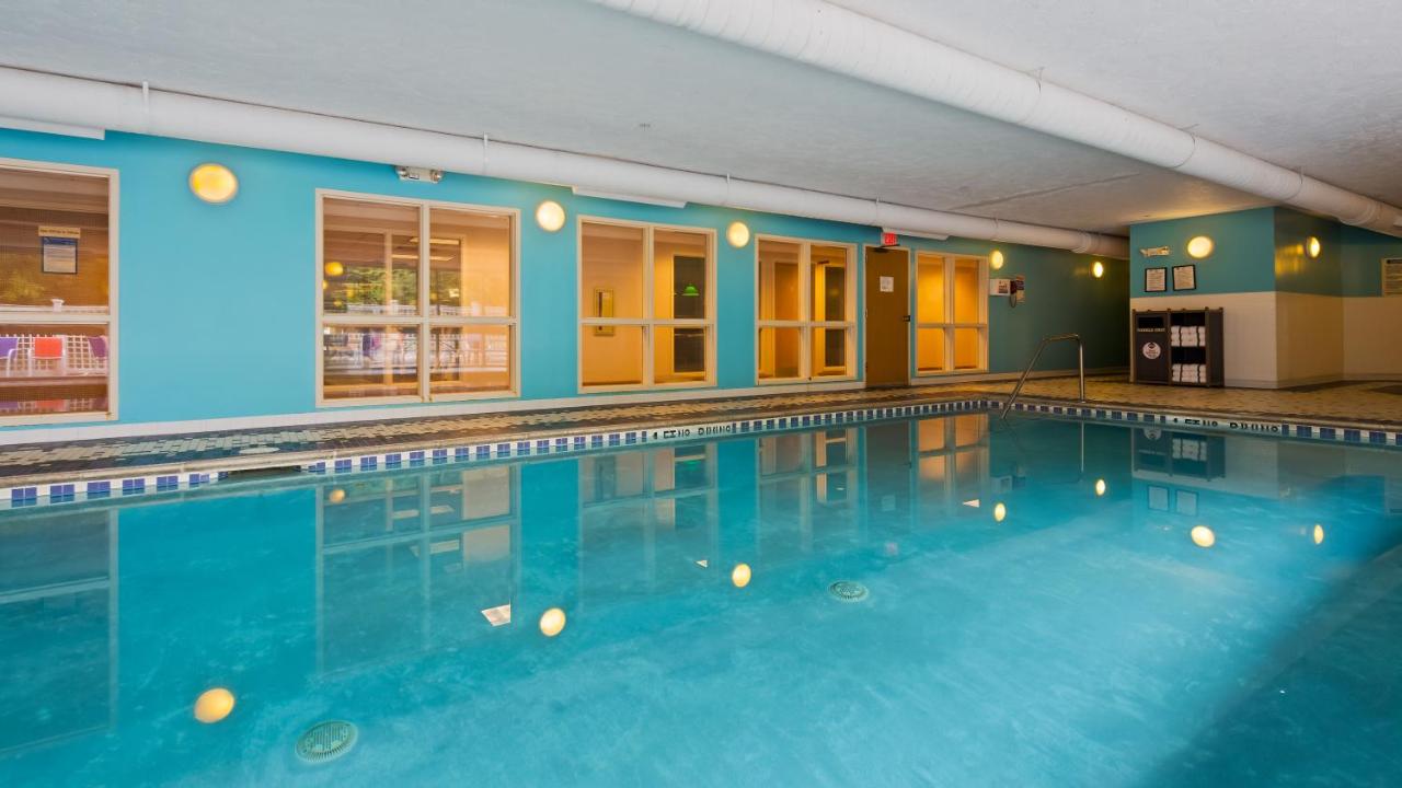 Heated swimming pool: Best Western PLUS Executive Court Inn & Conference Center