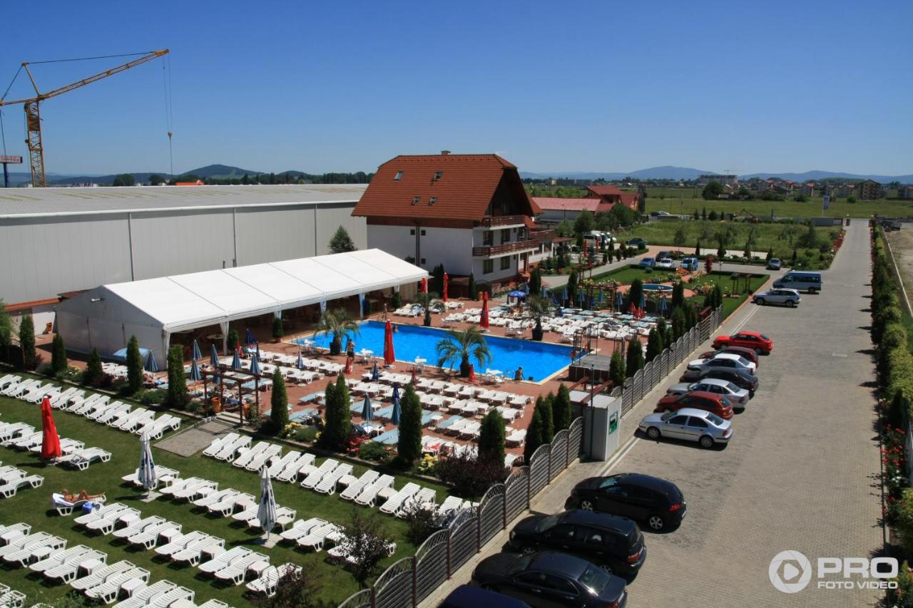 Heated swimming pool: Hotel Garden Club
