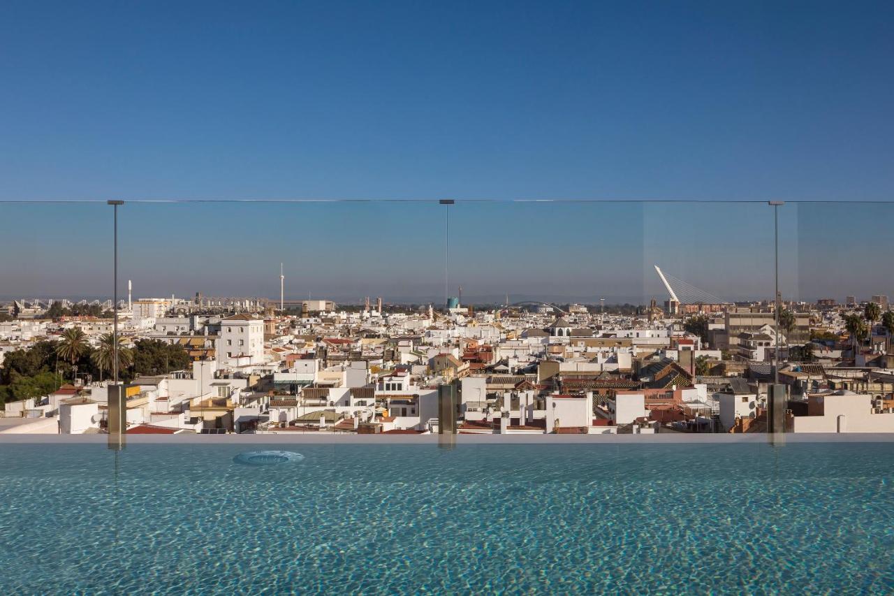 Rooftop swimming pool: Hotel Colón Gran Meliá - The Leading Hotels of the World
