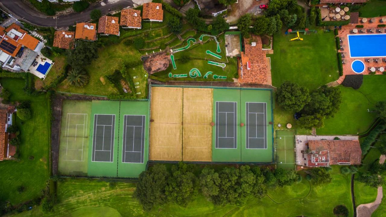 Tennis court: Hotel Avandaro Golf & Spa Resort