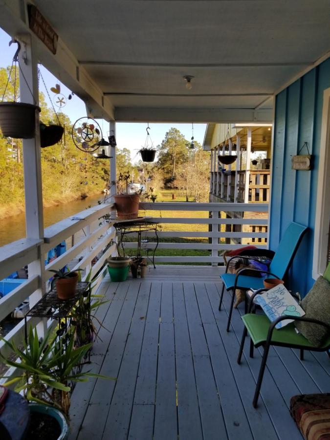 COZY RIVERFRONT HOUSE SLEEPS 6 With Washer & Dryer