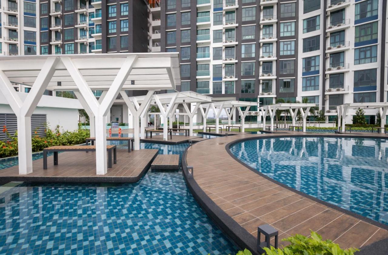GYDEN STAYCATION #Crescent Bay Suite Near Mid Valley Megamall - 4