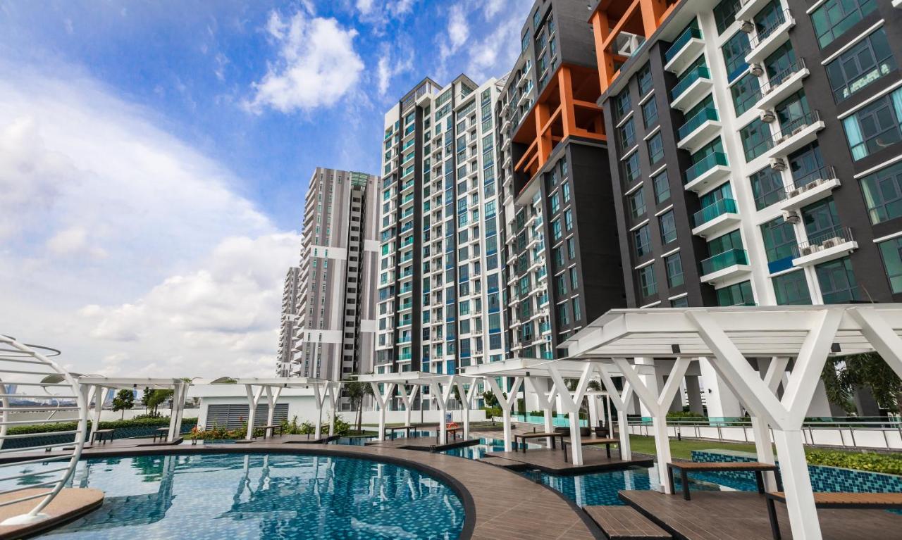 GYDEN STAYCATION #Crescent Bay Suite Near Mid Valley Megamall