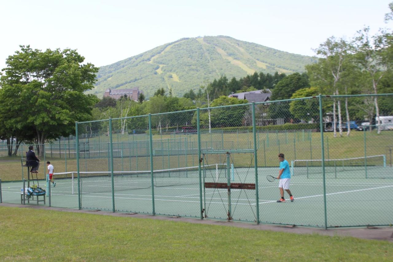 Tennis court: Appi Life is Beautiful
