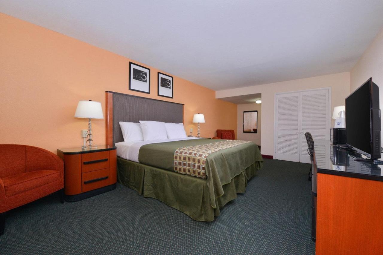 Media Inn & Suites — photo 15