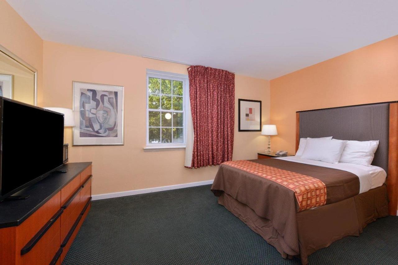 Media Inn & Suites — photo 11
