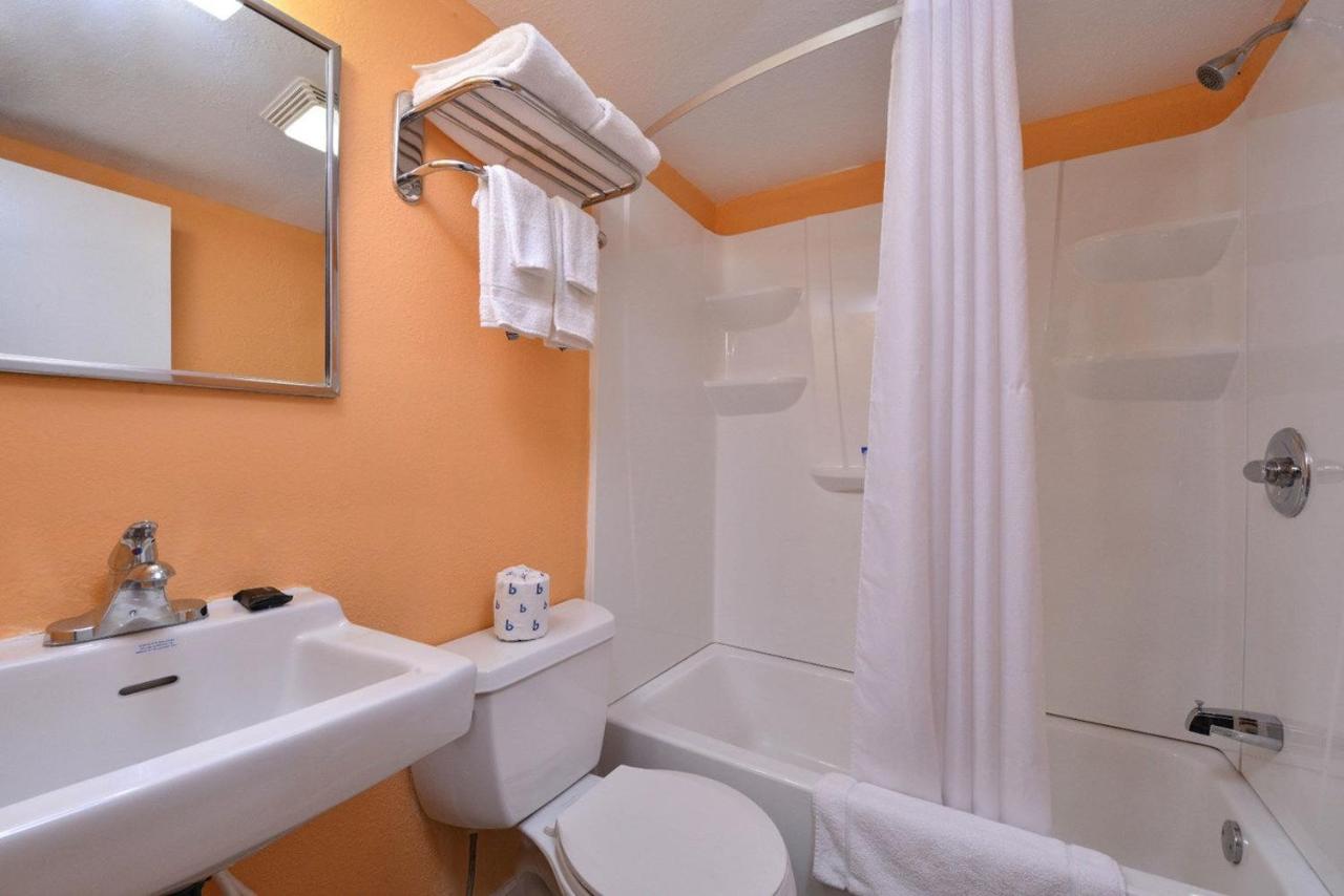 Media Inn & Suites — photo 3