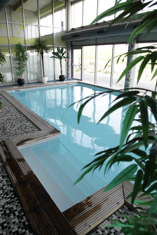 Heated swimming pool: Best Western Hotel Ile de France