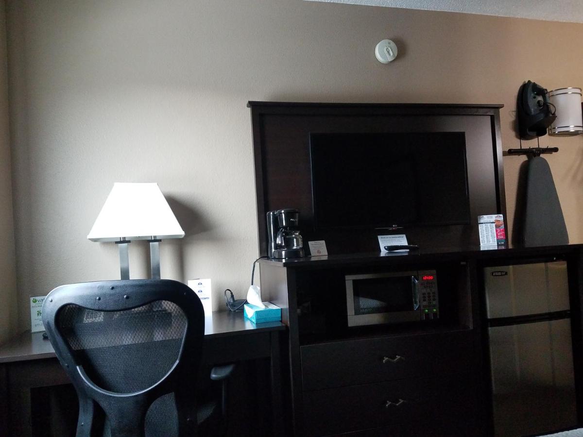 Americas Best Value Inn and Suites Bismarck — photo 18