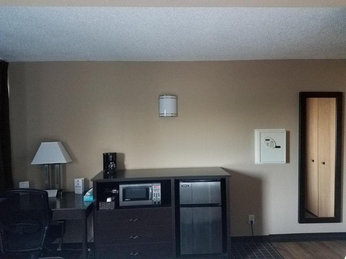 Americas Best Value Inn and Suites Bismarck — photo 23