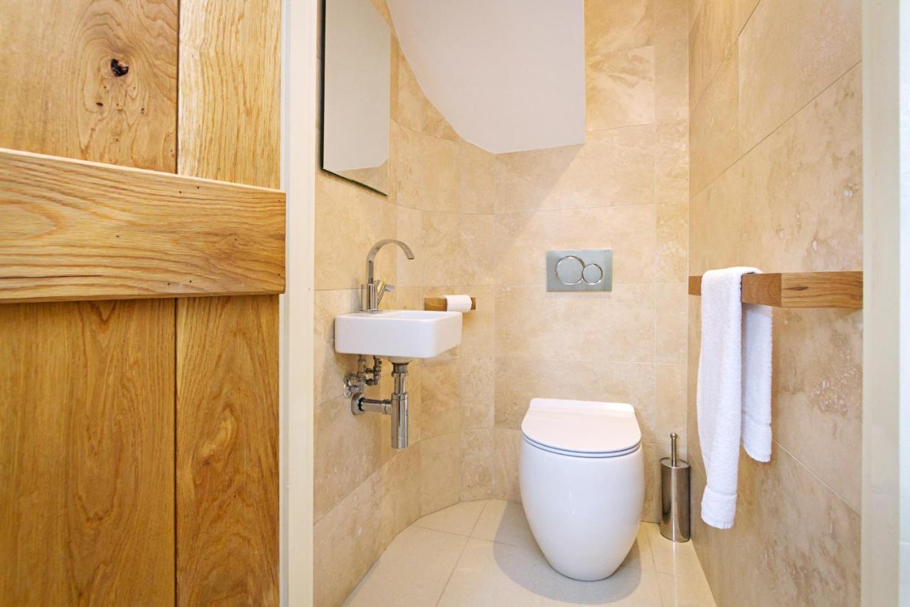 {{ hotelInfo.altText }}