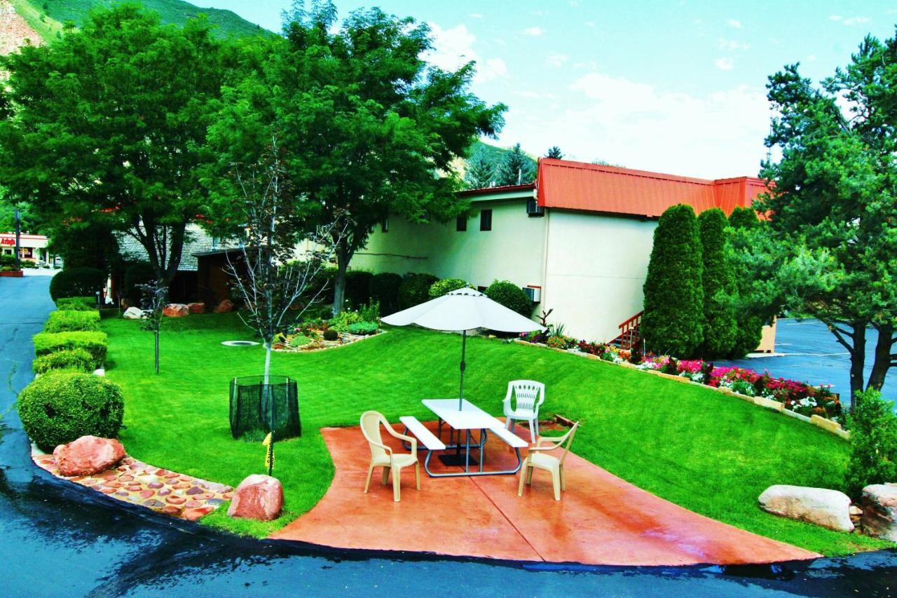 Glenwood Springs Cedar Lodge — photo 21
