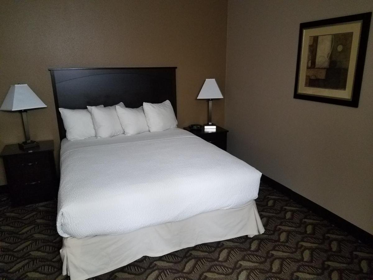 Americas Best Value Inn and Suites Bismarck — photo 17