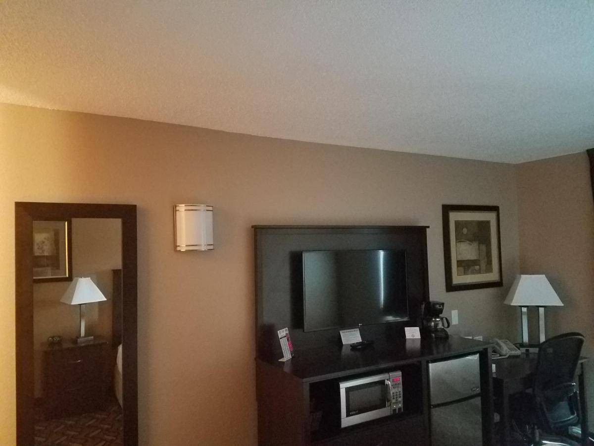 Americas Best Value Inn and Suites Bismarck — photo 16