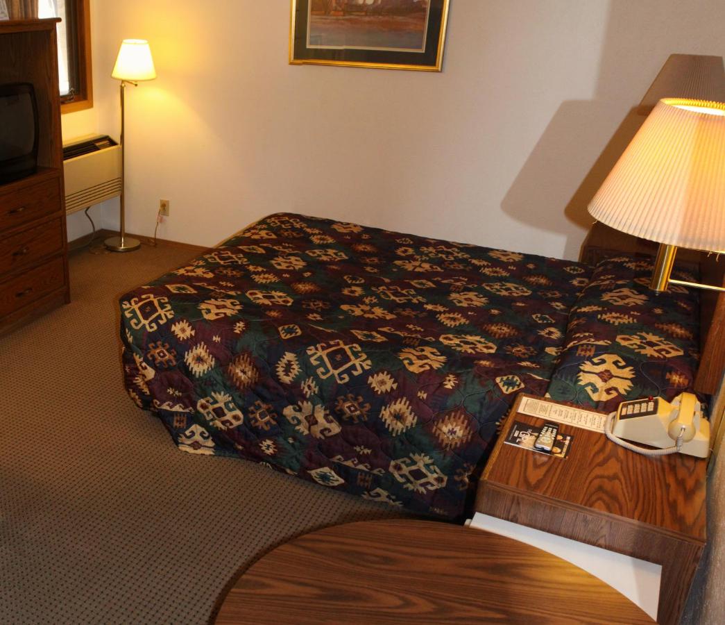 Y Motel & Mom's Pit Stop — photo 8