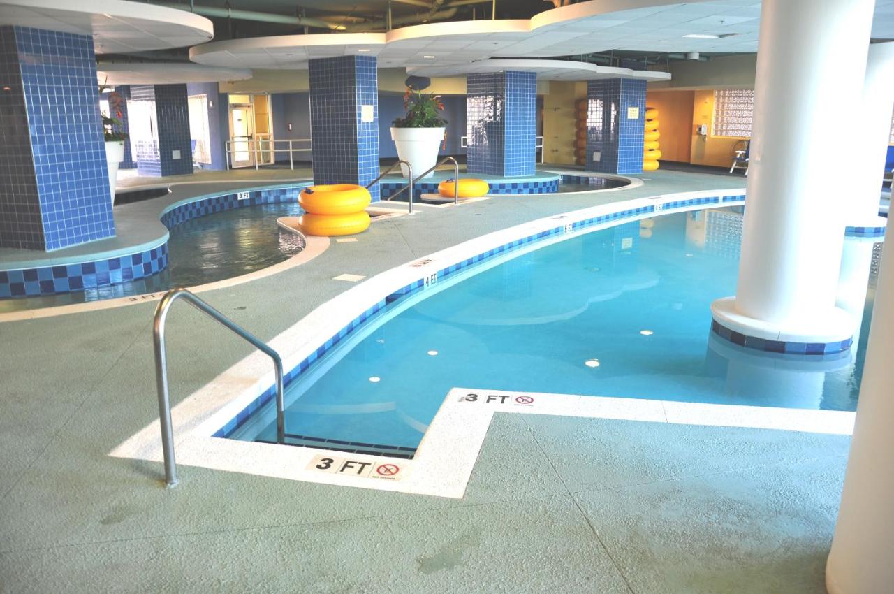 Heated swimming pool: Avista Resort