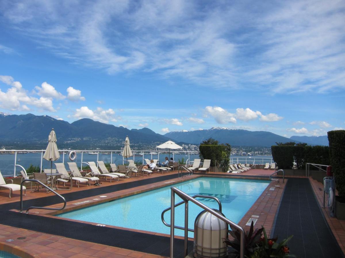 Rooftop swimming pool: Pan Pacific Vancouver