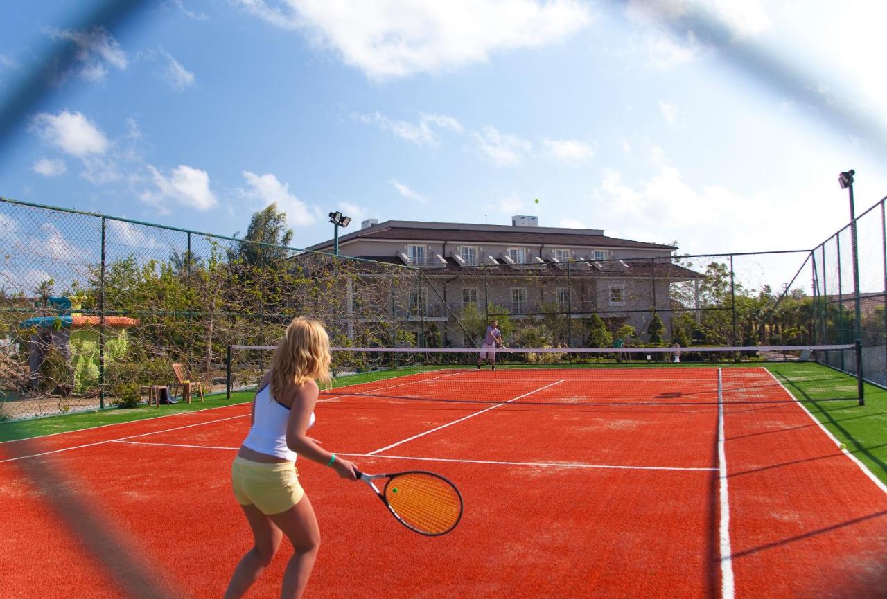 Tennis court: Sunis Elita Beach Resort Hotel & SPA