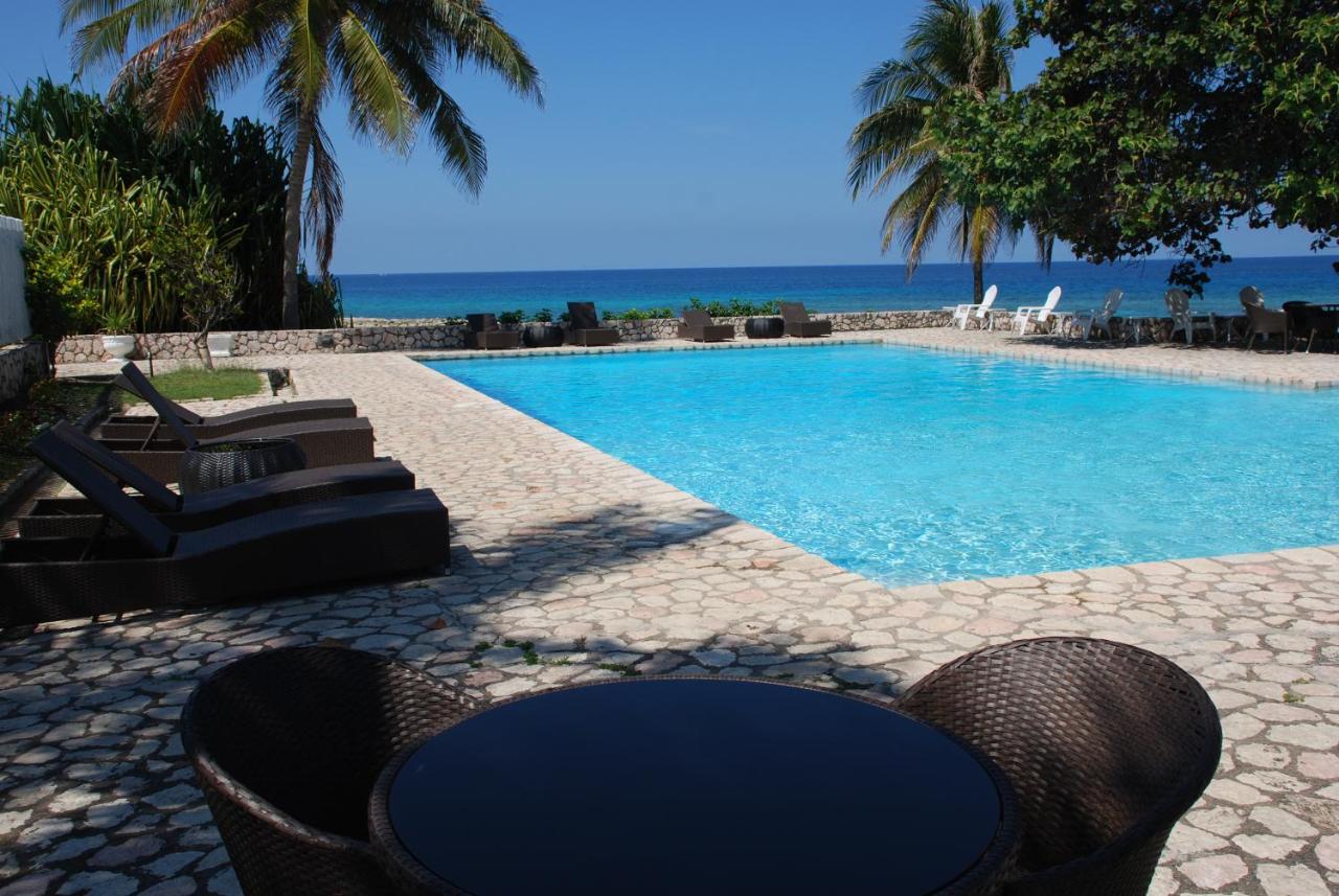 Luxury Villa sleeps 6, Beach Access, Montego Bay - 4