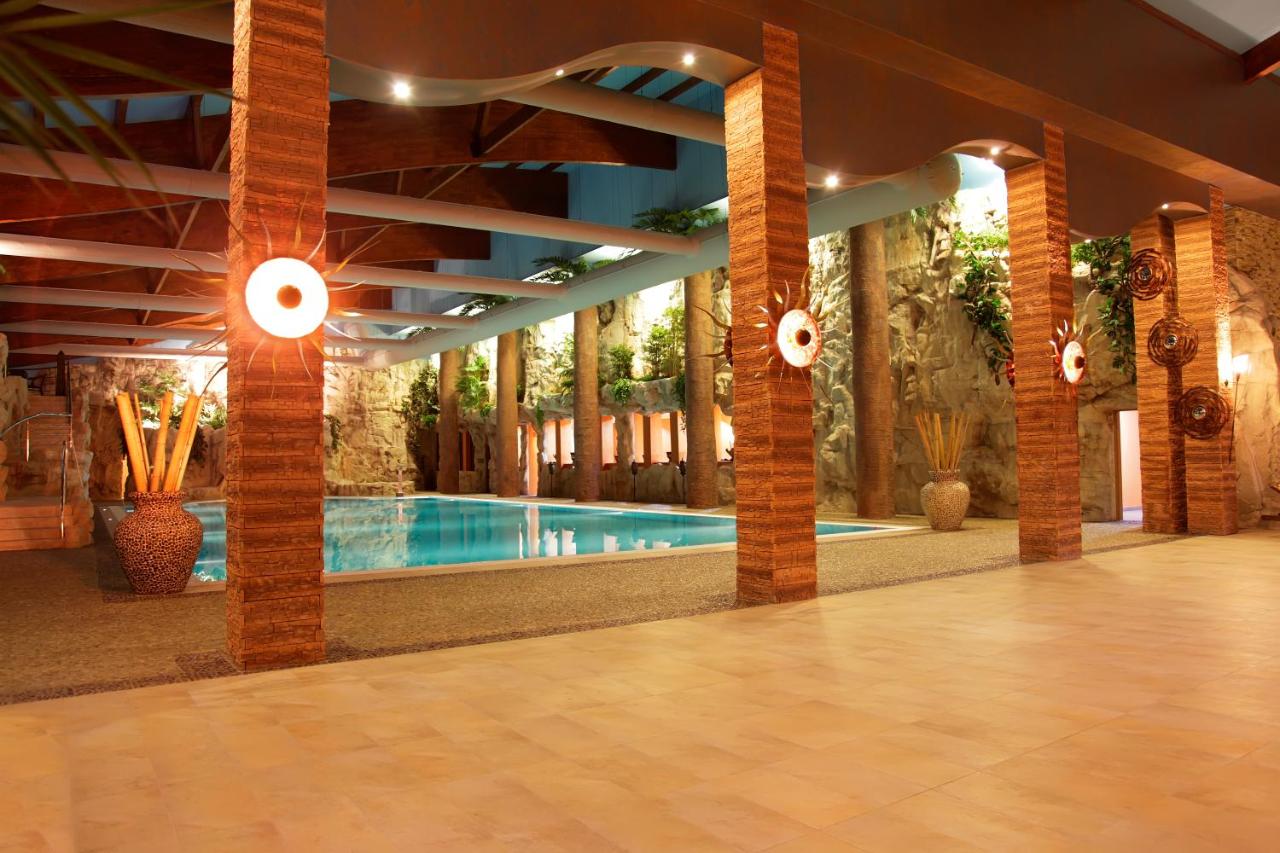 Heated swimming pool: Hotel Imperial Inn