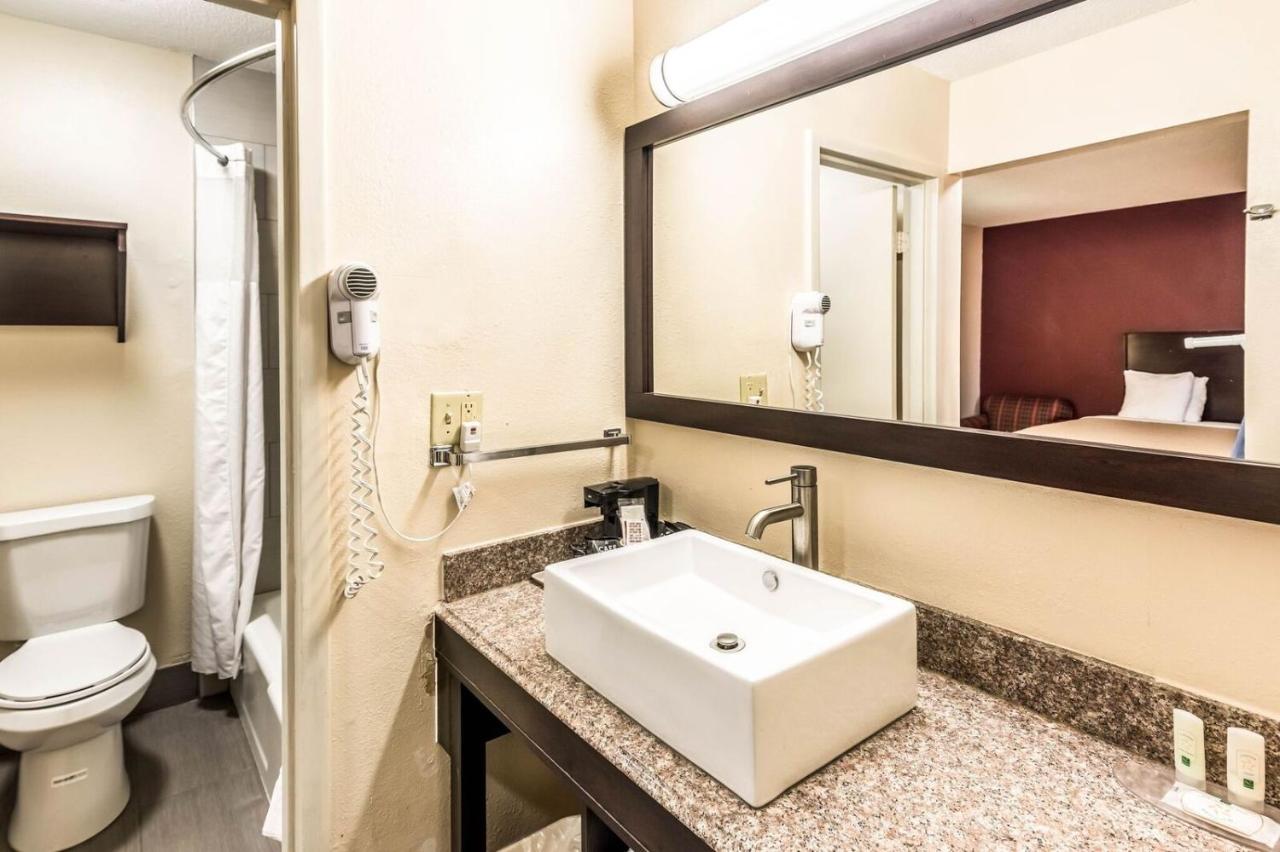 Colby Inn And Suites — photo 6