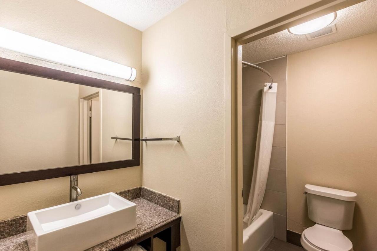 Colby Inn And Suites — photo 10