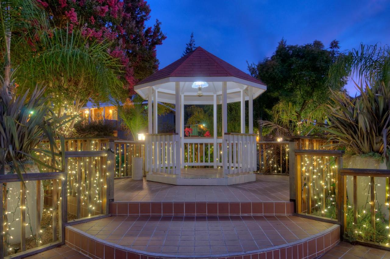 Dinah's Garden Hotel — photo 20