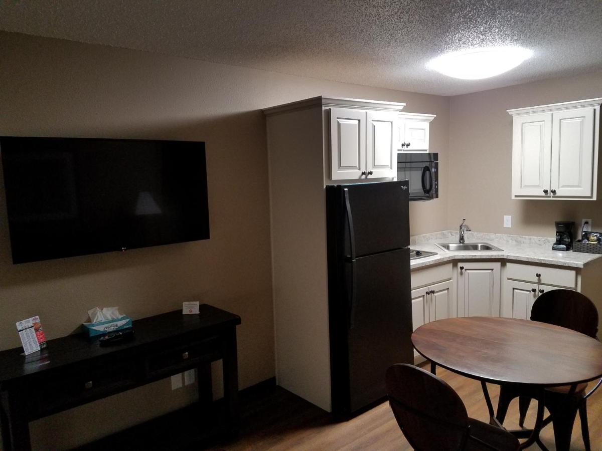 Americas Best Value Inn and Suites Bismarck — photo 12