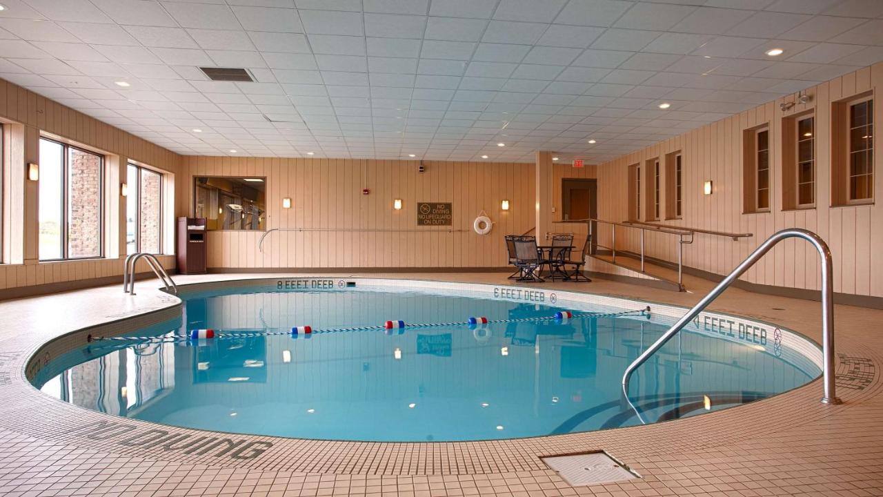 Heated swimming pool: Best Western PLUS Lockport