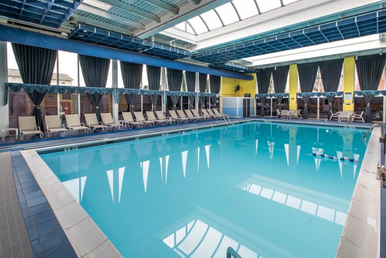 Heated swimming pool: Days Hotel by Wyndham Allentown Airport / Lehigh Valley