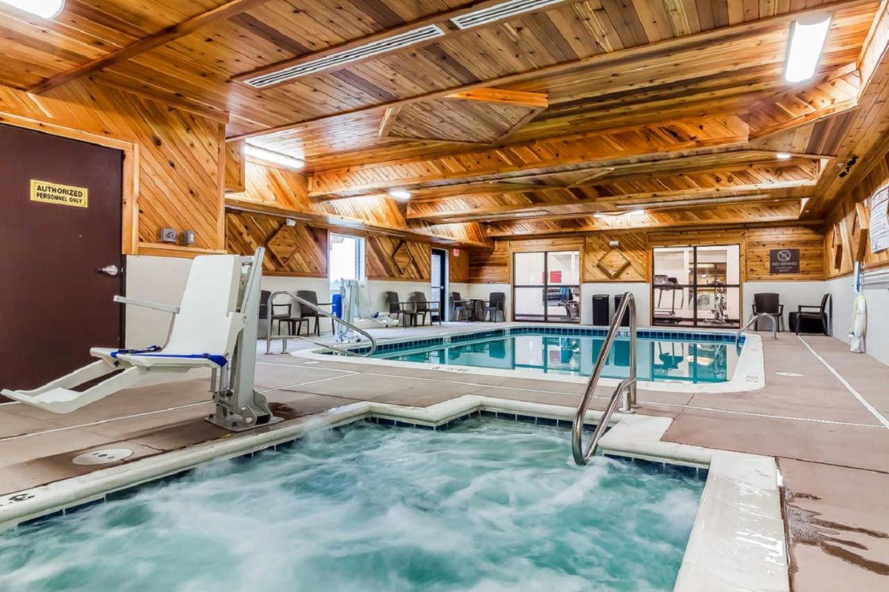 Heated swimming pool: Comfort Suites