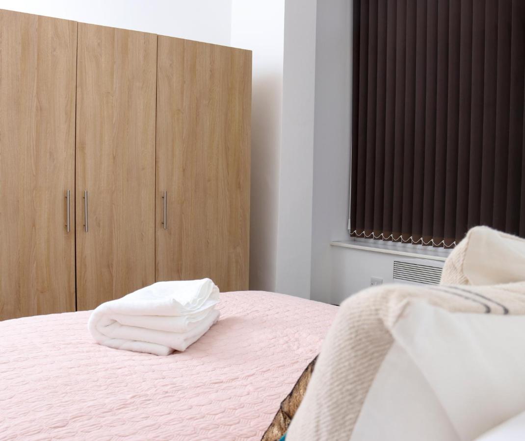 Aisiki Living at Upton Rd, Multiple 1, 2, or 3 Bedroom Apartments, King or Twin beds with FREE WIFI and FREE PARKING photo