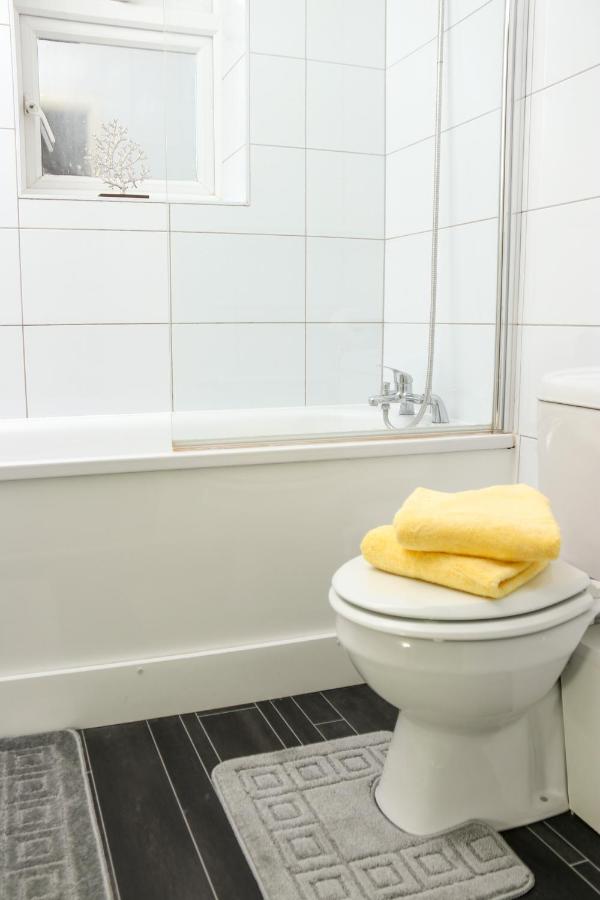 Aisiki Living at Upton Rd, Multiple 1, 2, or 3 Bedroom Apartments, King or Twin beds with FREE WIFI and FREE PARKING photo