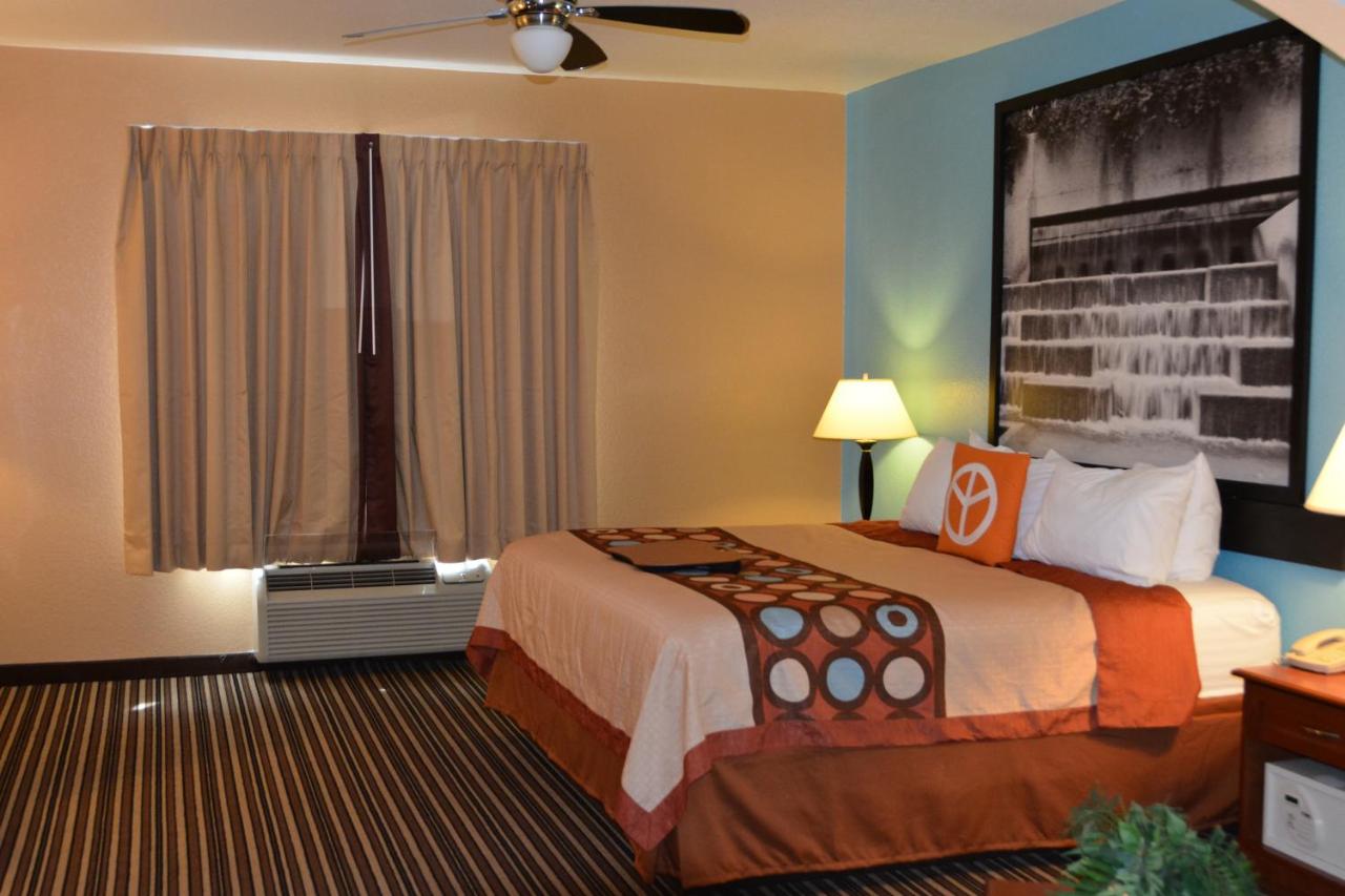 Super 8 by Wyndham Austin/Airport South - 3