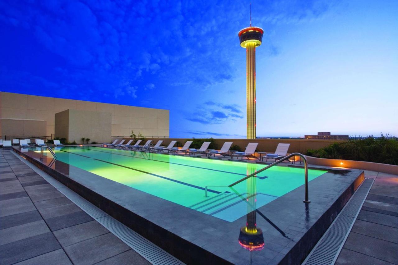 Rooftop swimming pool: Grand Hyatt San Antonio River Walk
