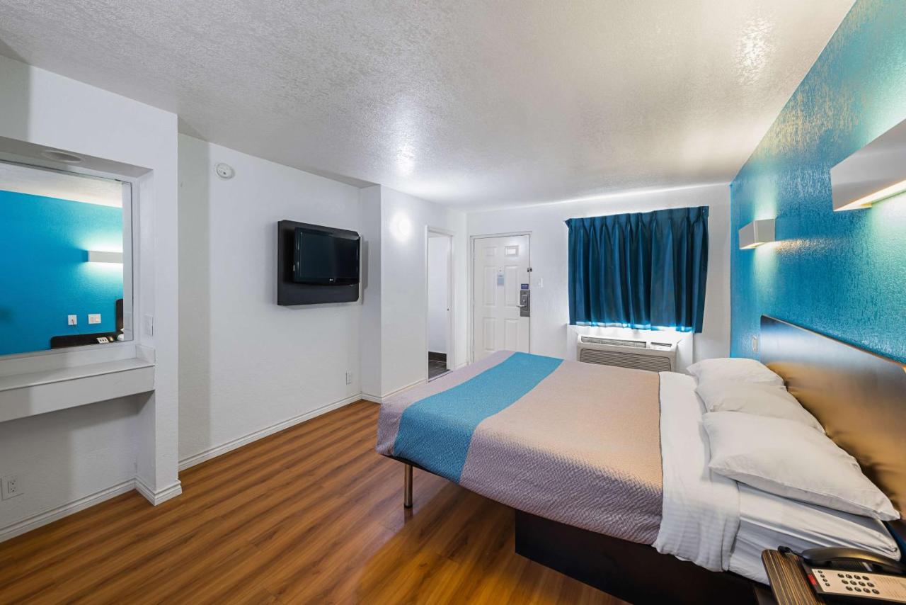 Image: Motel 6-Grand Prairie, TX - Interstate 30
