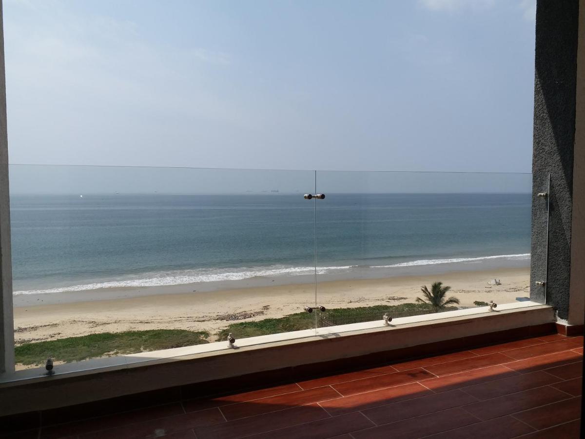 Beach: Sierra Palms Resort