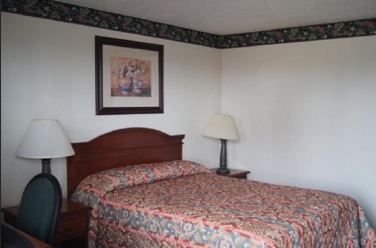 Budget Inn — photo 14