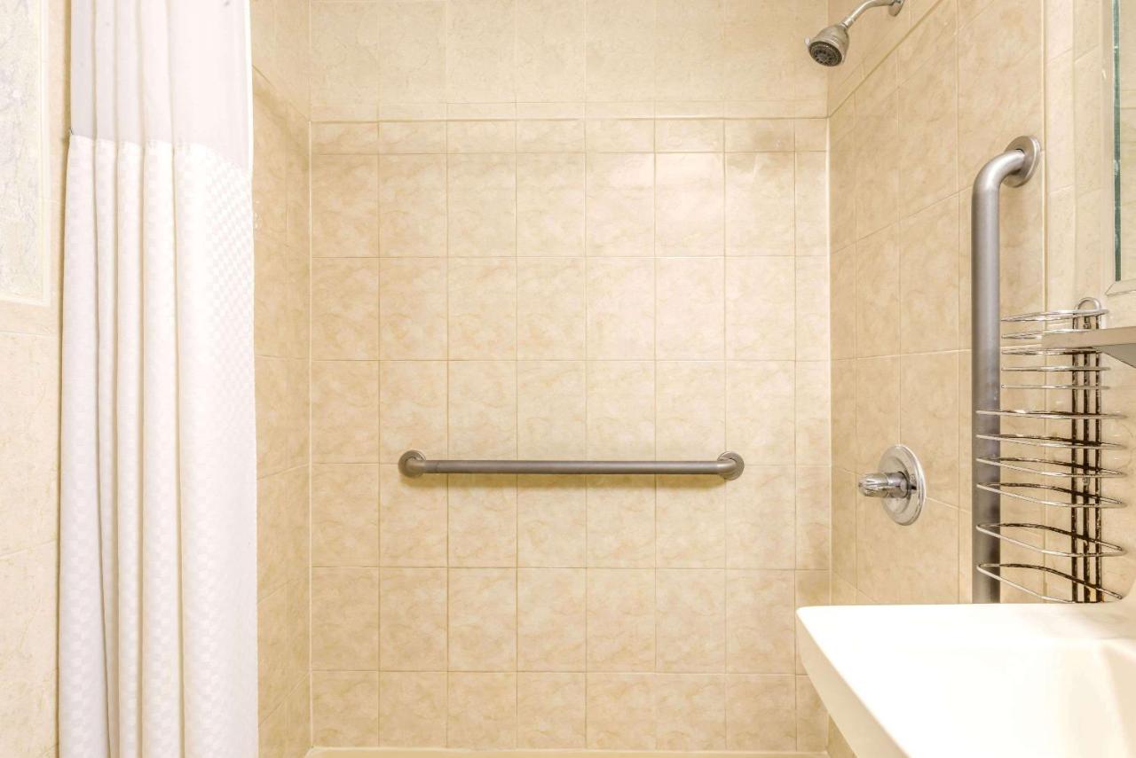 Super 8 by Wyndham North Bergen NJ/NYC Area - 3