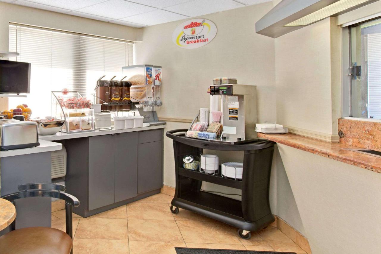 Super 8 by Wyndham Long Island City LGA Hotel - 4