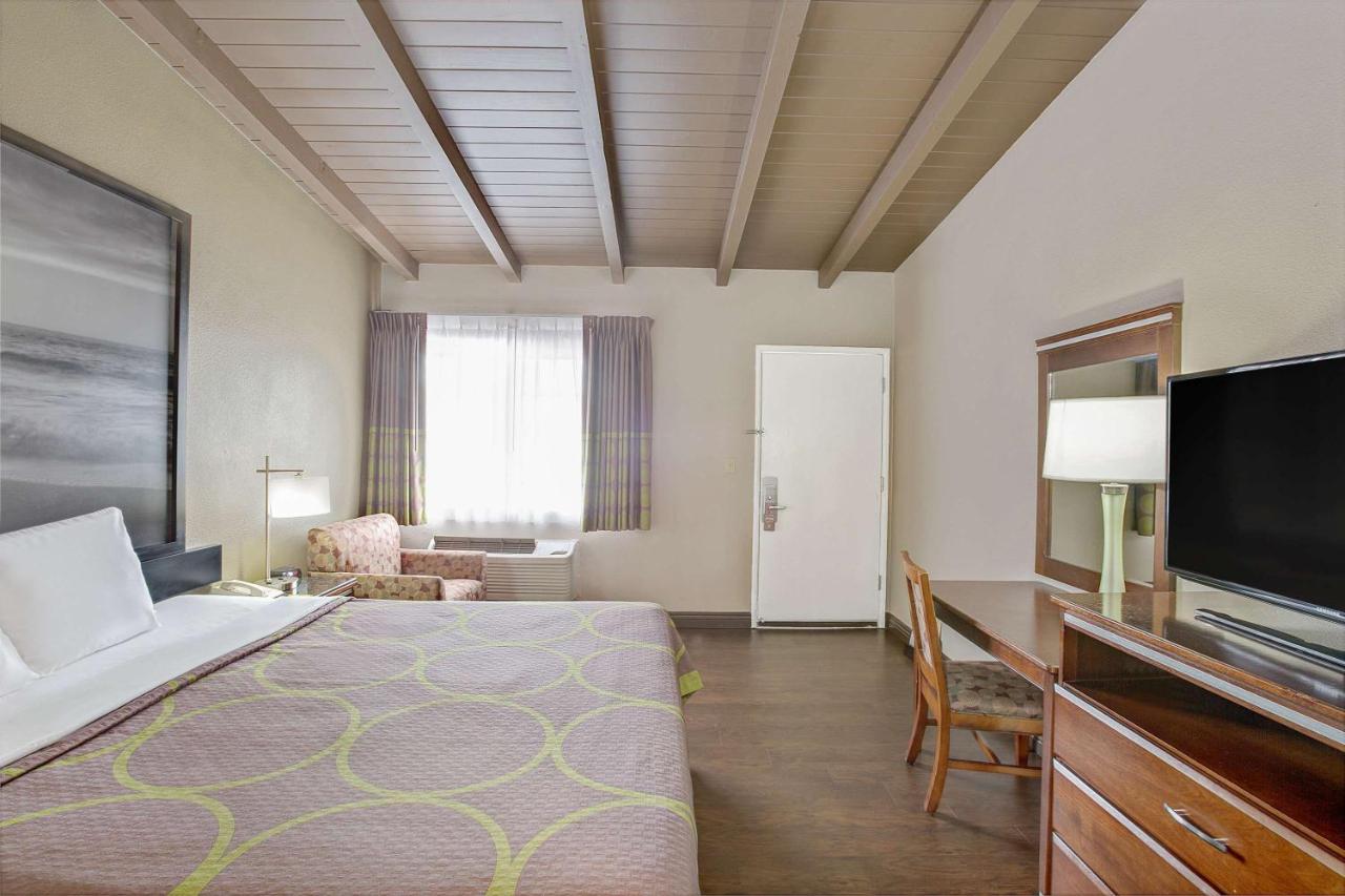 Super 8 by Wyndham Los Angeles-Culver City Area - 2