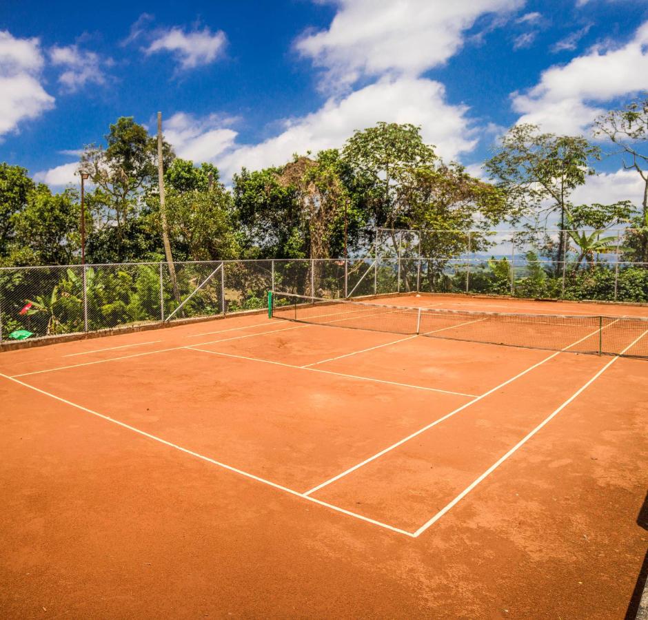 Tennis court: Hotel El Eden Country