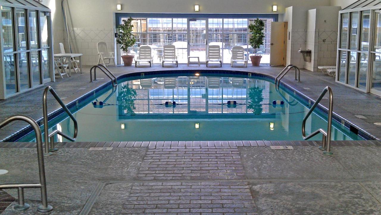 Heated swimming pool: Baymont by Wyndham Des Moines Airport